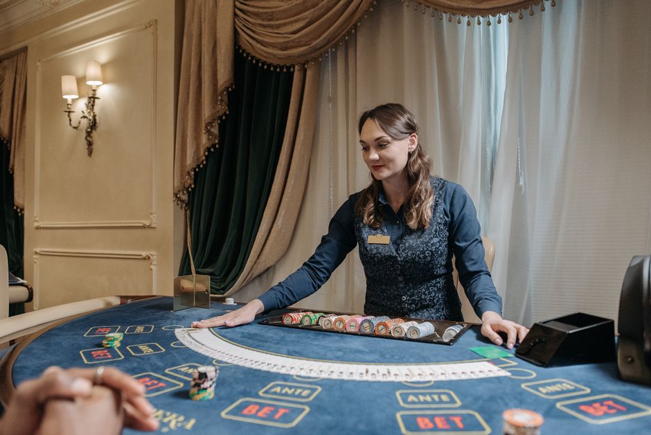 30 Freispiele ohne Einzahlung 2026: Aktuelle Angebote im Vergleich: Eingangshalle eines Casinos — Symbolbild für Kontoeröffnung und Identitätsprüfung
