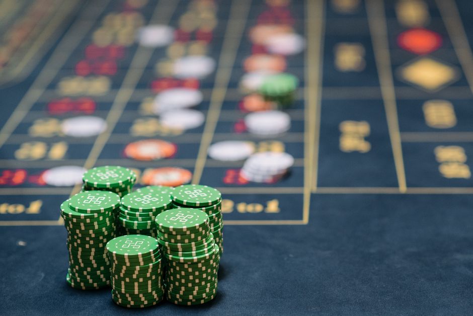 30 Freispiele ohne Einzahlung 2026: Aktuelle Angebote im Vergleich: Jetons und Bargeld am Spieltisch — Symbolbild für Ein- und Auszahlung im Online Casino