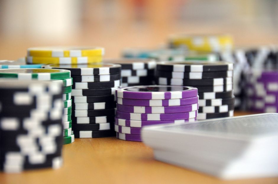 30 Freispiele ohne Einzahlung 2026: Aktuelle Angebote im Vergleich: gestapelte Casino-Jetons auf dem Filzteppich — Symbolbild für Umsatzbedingungen und Bonusregeln
