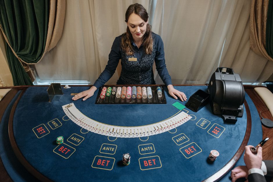 30 Freispiele ohne Einzahlung 2026: Aktuelle Angebote im Vergleich: abgedunkelter Casinosaal ohne Spielbetrieb — Symbolbild für Pause und verantwortungsvolles Spielen
