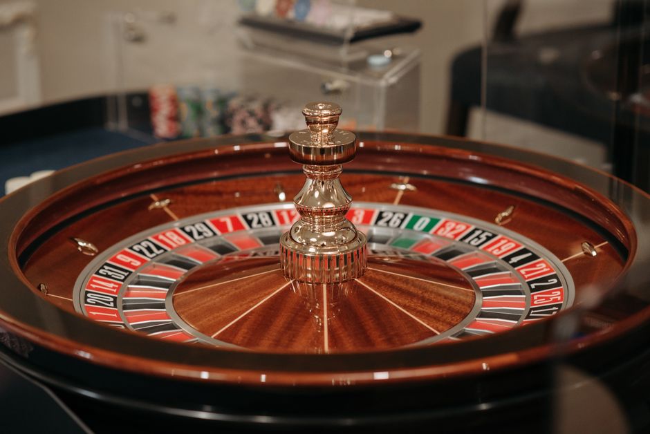 30 Freispiele ohne Einzahlung 2026: Aktuelle Angebote im Vergleich: Roulette-Kessel und Jetons auf einem Casinotisch — Symbolbild zum Bonusvergleich ohne Einzahlung